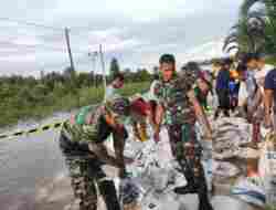 Peduli Akan Kesulitan Rakyat, Anggota Koramil 1012-10/Dusun Selatan Sigap Bantu Gotong-Royong Timbun Jalan yang Terputus Terdampak banjir