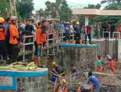 Jaga Kebersihan Lingkungan, Anggota Kodim 0802/Ponorogo Bersihkan Dam Sungai Bersama Masyarakat