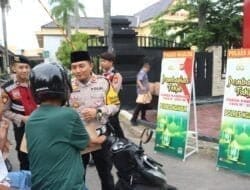 Hari pertama puasa Ramadhan, Polres Nganjuk berbagi takjil untuk pengguna jalan.