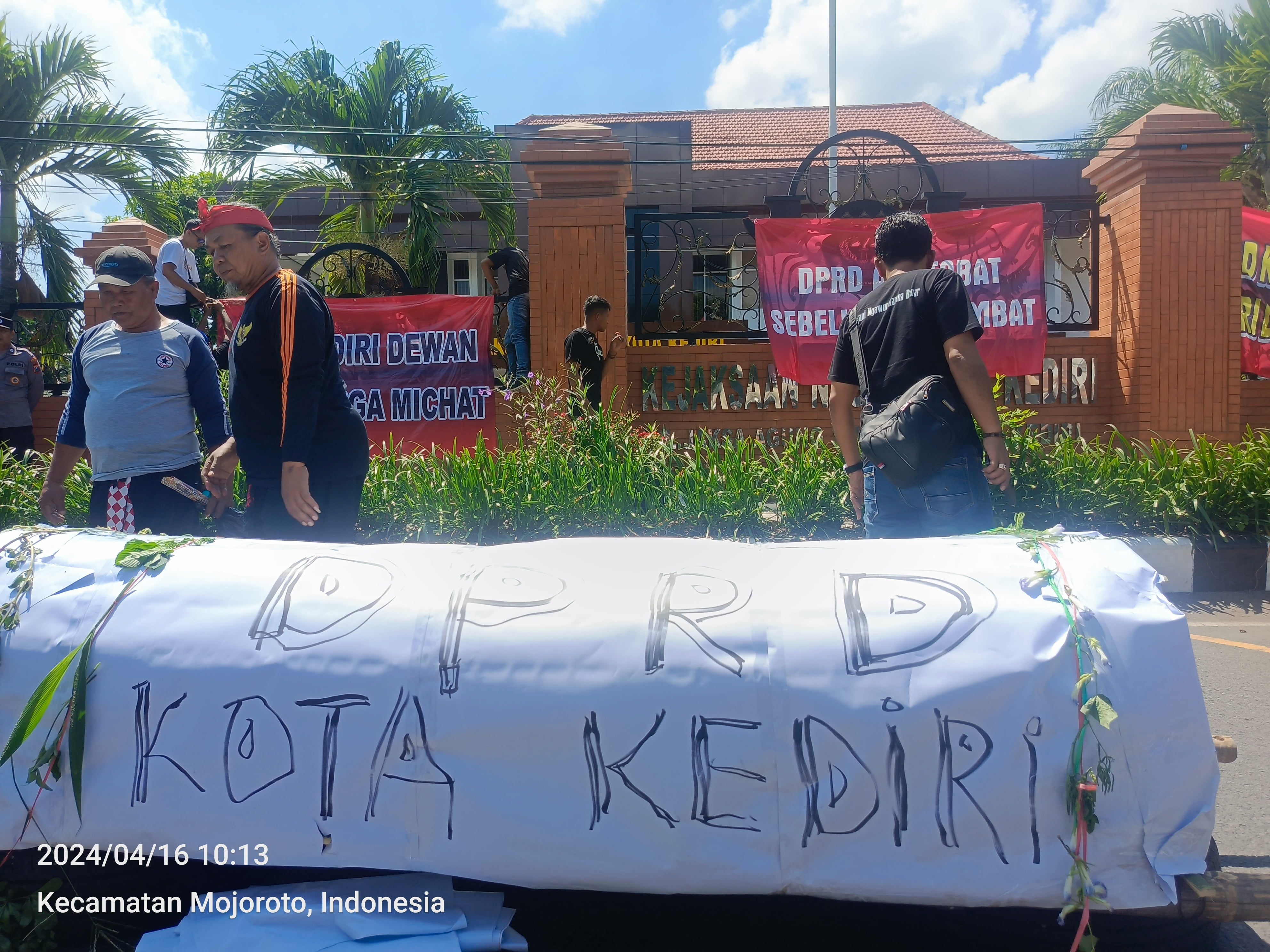 Gelar Aksi Demo Tuntut Kasus JASMAS di depan Kejaksaan Negeri Kota Kediri