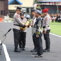 Asistensi Kampung Tangguh dan Polisi RW, Kapolda Jatim Pimpin Apel Besar Petugas Polmas dan Satkamling Pasca Pilkada