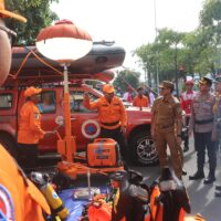 Ditpolairud Polda Jatim Terjunkan Personel Bantu Evakuasi Korban Banjir