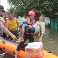 *Aksi Heroik Polres Mojokerto Demi Keselamatan Masyarakat,Terjang Banjir Salurkan Bantuan dan